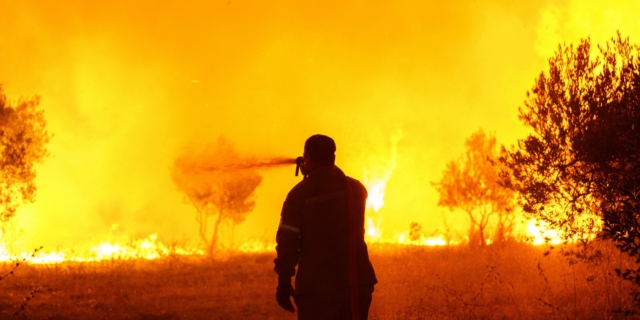 Μάχη με τις φλόγες στην Αλβανία (ΑΡΧΕΙΟΥ)