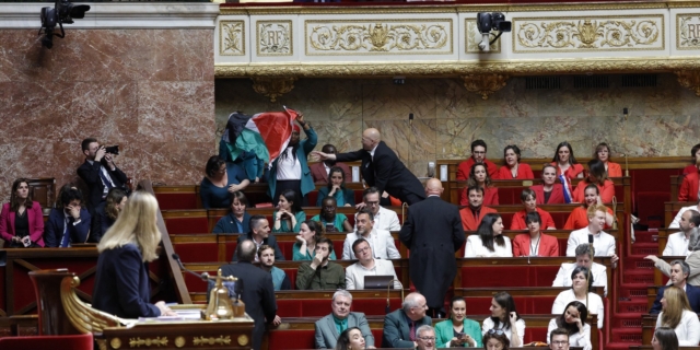 Γάλλοι βουλευτές με τα χρώματα της Παλαιστίνης