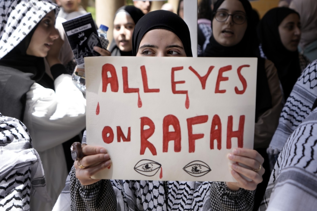 Φοιτήτρια σε πανεπιστήμιο των ΗΠΑ κρατάει ένα πλακάτ που γράφει "All Eyes on Rafah"