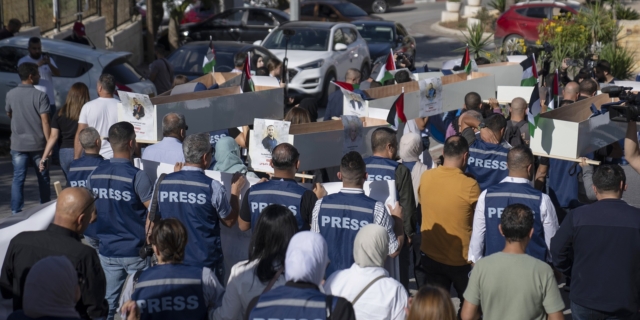 Παλαιστίνιοι δημοσιογράφοι μεταφέρουν το φέρετρο συναδέλφου τους στη Λωρίδα της Γάζας