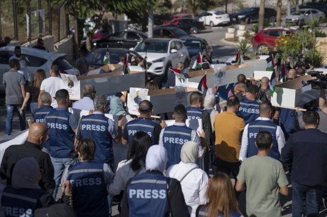 Παλαιστίνιοι δημοσιογράφοι μεταφέρουν το φέρετρο συναδέλφου τους στη Λωρίδα της Γάζας