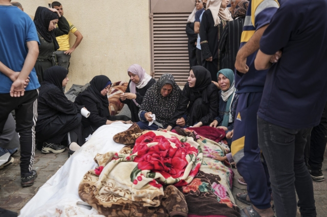 Παλαιστίνιοι θρηνούν συγγενείς που σκοτώθηκαν από ισραηλινό χτύπημα σε σχολείο του ΟΗΕ