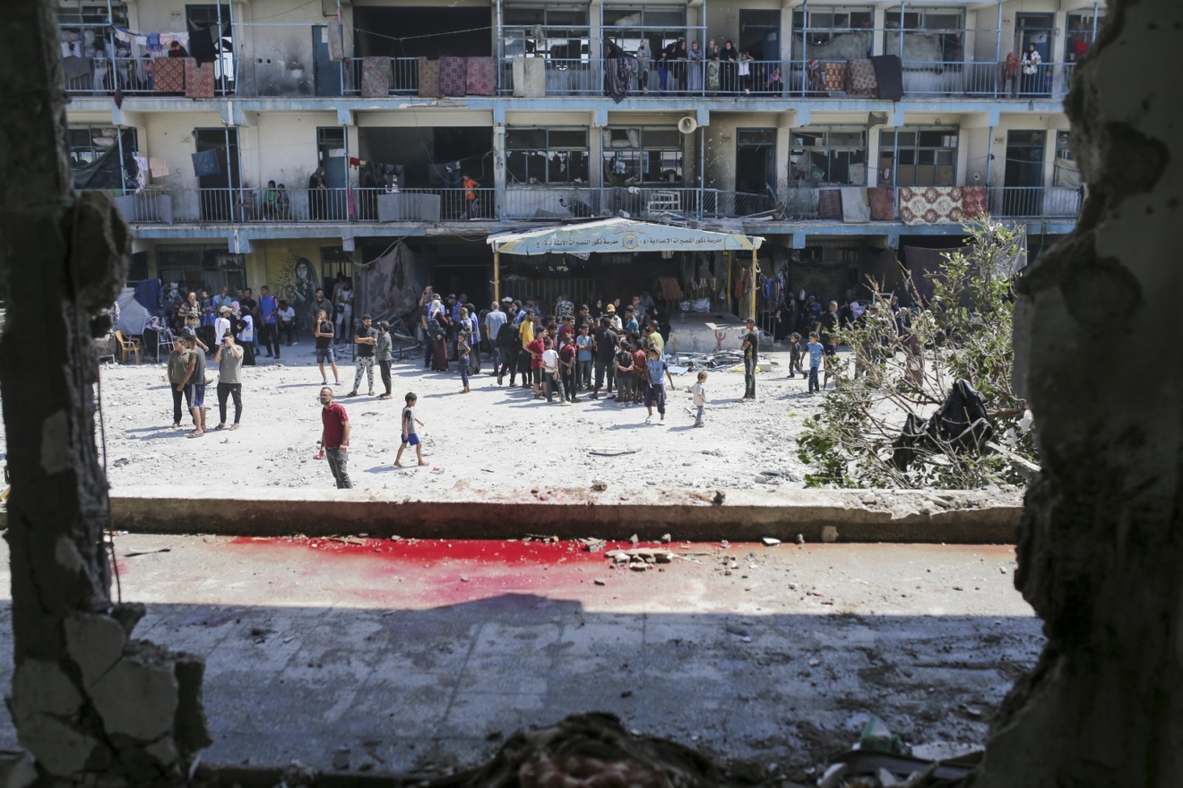 Παλαιστίνιοι μετρούν τις πληγές τους μετά τον βομβαρδισμό του Ισραήλ σε σχολείο του ΟΗΕ