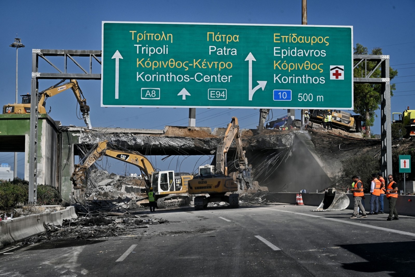 Φωτιά στην Αθηνών-Κορίνθου: Κατεδαφίζεται η γέφυρα – Έκτακτες ρυθμίσεις