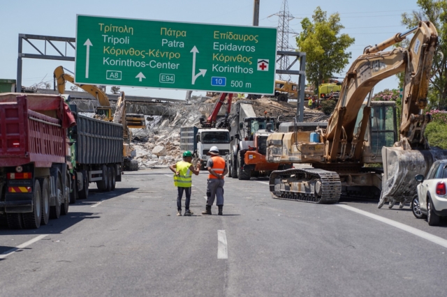 Εργασίες κατεδάφισης της γέφυρας στην Αθηνών Κορίνθου
