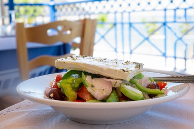 Χωριάτικη σαλάτα, η επιτομή της μεσογειακής διατροφής