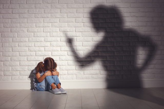 Ηράκλειο: Δίωξη στην μητέρα και τον σύντροφό της για την κακοποίηση του 2,5 ετών παιδιού