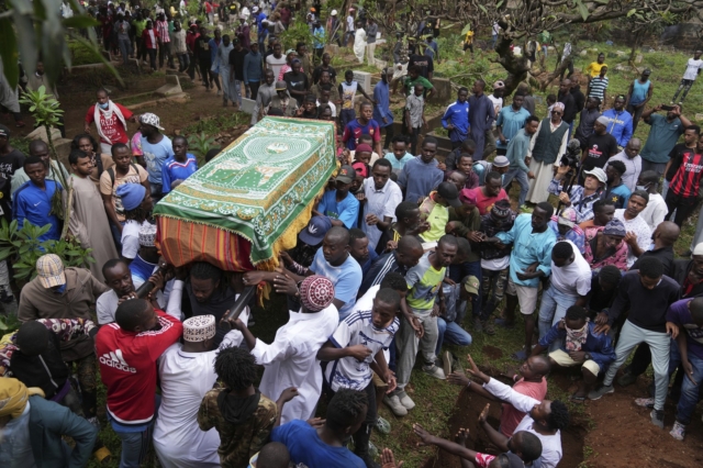 Πολίτες στην Κένυα θρηνούν τους νεκρούς τους