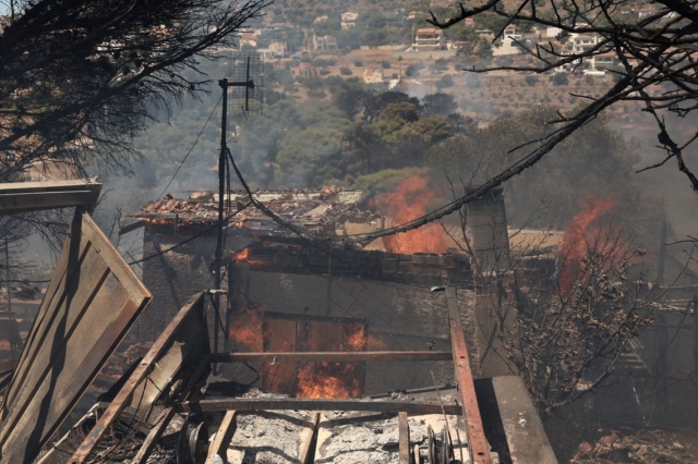 Φωτιά στην Πλάκα Κερατέας, κοντά σε σπίτια - Ήχησε το 112