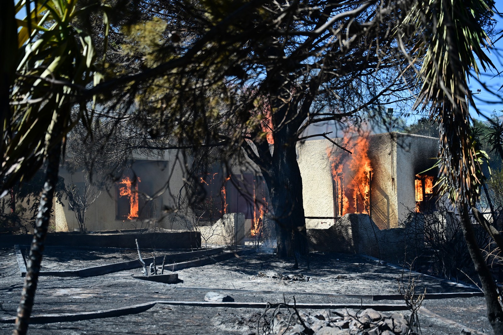 Κερατέα: Ανεξέλεγκτη η φωτιά - Καμένα σπίτια και απεγκλωβισμοί
