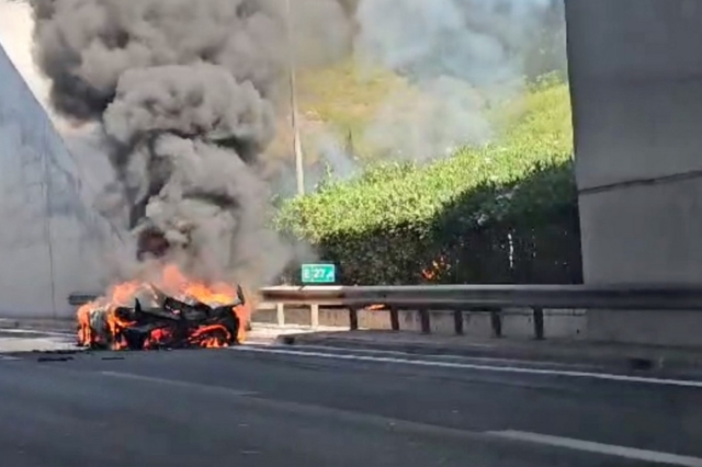 Στις φλόγες μια Koenigsegg στην Αττική Οδό