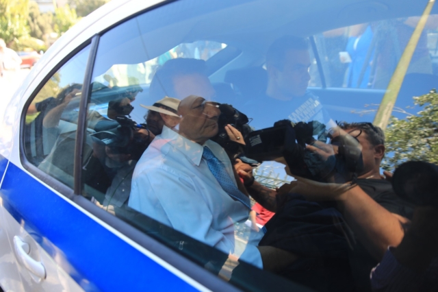 Ο ποινικολόγος Απόστολος Λύτρας οδηγείται με αυτοκίνητο της Ελληνικής Αστυνομίας ενώπιον του εισαγγελέα