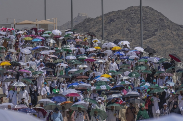 Προσκυνητές με ομπρέλες για να προφυλαχθούν από τη ζέστη, στο δρόμο για τη Μέκκα