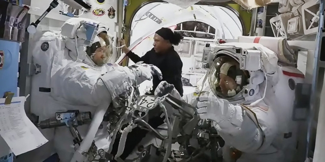 Οι αστροναύτες της NASA Tracy Dyson και Mike Barratt