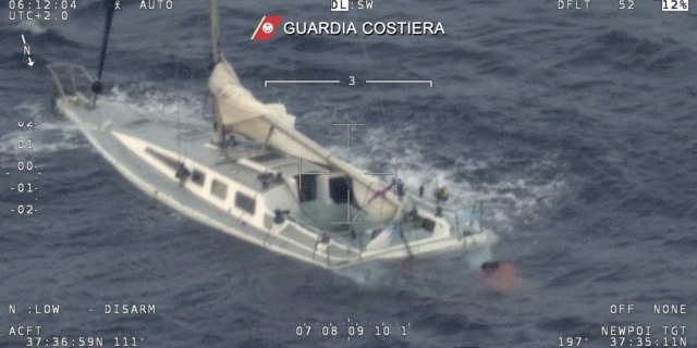 Αυτή η φωτογραφία που τραβήχτηκε νωρίς το πρωί της Δευτέρας 17 Ιουνίου 2024 από την ιταλική ακτοφυλακή δείχνει ένα ιστιοφόρο που χρησιμοποιείται από μετανάστες να έχει βυθιστεί κατά το ήμισυ στη Μεσόγειο Θάλασσα μεταξύ Ιταλίας και Ελλάδας. 12 επιζώντες μεταφέρθηκαν στην ιταλική πόλη-λιμάνι Roccella Ionica, αλλά ένας πέθανε κατά την άφιξη, ενώ διεξάγονται έρευνες για περίπου 60 ακόμη επιβαίνοντες.