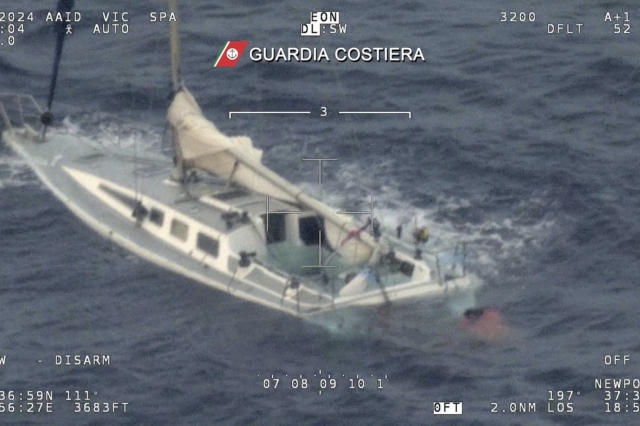 Αυτή η φωτογραφία που τραβήχτηκε νωρίς το πρωί της Δευτέρας 17 Ιουνίου 2024 από την ιταλική ακτοφυλακή δείχνει ένα ιστιοφόρο που χρησιμοποιείται από μετανάστες να έχει βυθιστεί κατά το ήμισυ στη Μεσόγειο Θάλασσα μεταξύ Ιταλίας και Ελλάδας. 12 επιζώντες μεταφέρθηκαν στην ιταλική πόλη-λιμάνι Roccella Ionica, αλλά ένας πέθανε κατά την άφιξη, ενώ διεξάγονται έρευνες για περίπου 60 ακόμη επιβαίνοντες.
