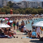 "Αυτοδυναμία" στις παραλίες της Αττικής - Εικόνες από τα μπάνια των Αθηναίων
