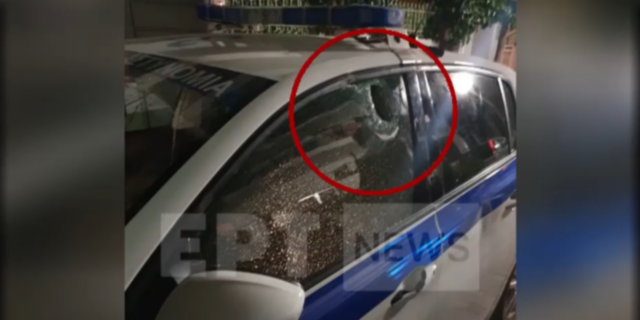 Χαλάνδρι: Επίθεση σε περιπολικό με πέτρες και ξύλα – Βίντεο