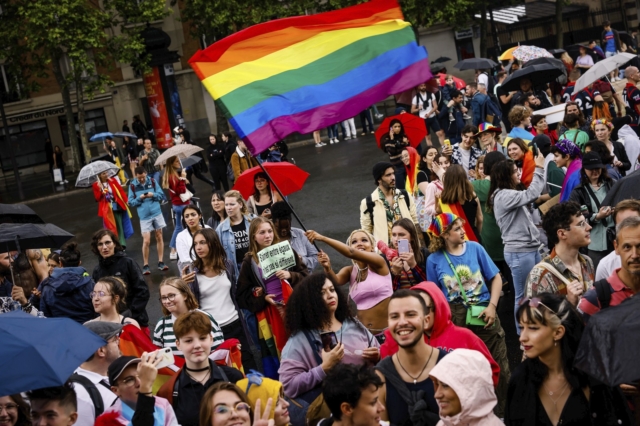 Χιλιάδες κόσμου στο Paris Pride στη Γαλλία