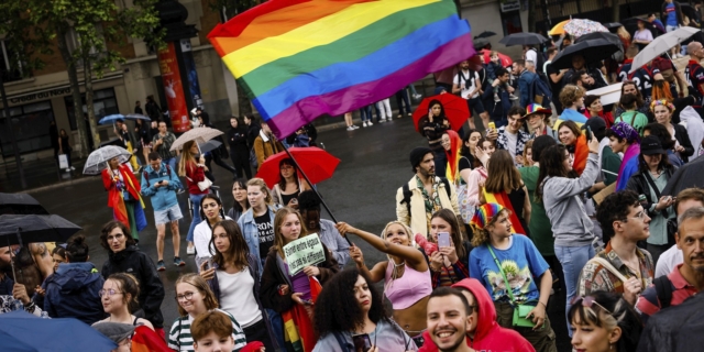 Χιλιάδες κόσμου στο Paris Pride στη Γαλλία