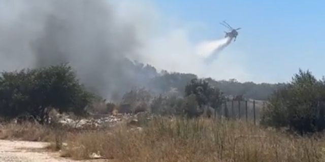 Βάρης-Κορωπίου: Στις φλόγες το Κίτσι, πυροσβέστες στις στέγες – Το NEWS 24/7 στο σημείο