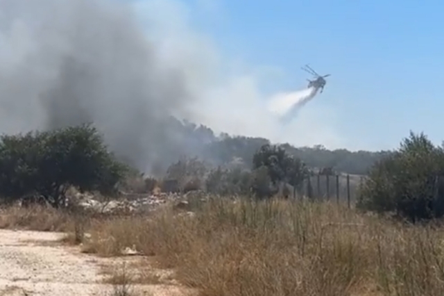 Βάρης-Κορωπίου: Στις φλόγες το Κίτσι, πυροσβέστες στις στέγες – Το NEWS 24/7 στο σημείο