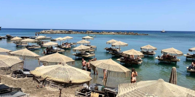 Το beach bar με τις παράνομες κατασκευές στην παραλία Αγία Μαρίνα στην Ρόδο