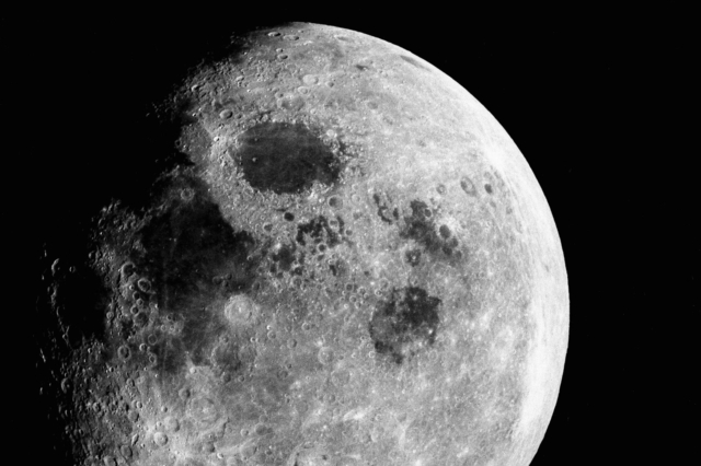 Φωτογραφία της Σελήνης, η οποία τραβήχτηκε από το Apollo 8.