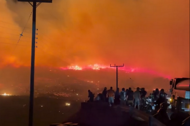 Άνιση μάχη με τις φλόγες στην Σέριφο – Ενισχύσεις και από Αθήνα