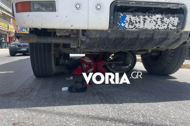 Σοβαρό τροχαίο στη Θεσσαλονίκη: Μηχανή κατέληξε στις ρόδες φορτηγού – Διασωληνωμένη η οδηγός