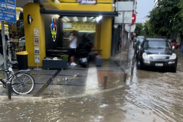 Ξαφνική νεροποντή στη Θεσσαλονίκη – Πλημμύρισαν οι δρόμοι