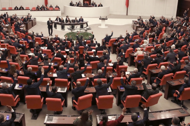 Τουρκία: Σε ρινγκ μετατράπηκε η Εθνοσυνέλευση – Χειροδικίες και σπρωξίματα
