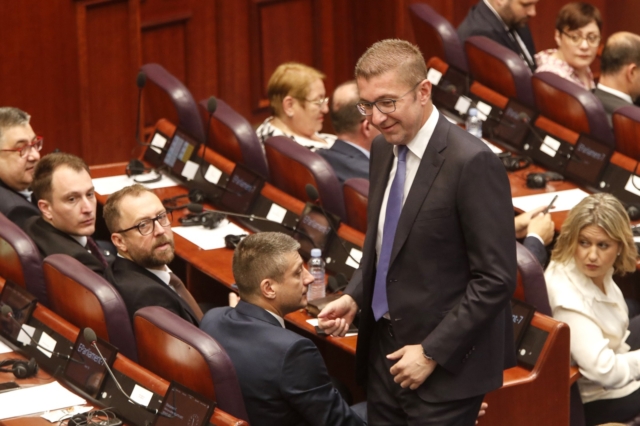 O νέος πρωθυπουργός της Βόρειας Μακεδονίας κατά την τελετή ορκωμοσίας της νέας κυβέρνησης
