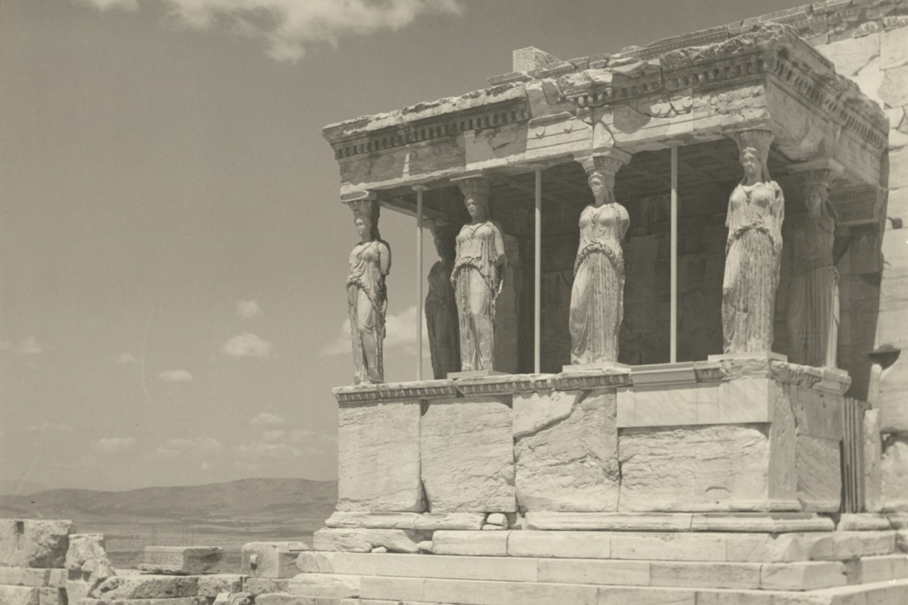 Οι Καρυάτιδες, π. 1935. Αργυροτυπία, 27,8 x 37,9 εκ. Κάτω αριστερά, ανάγλυφη σφραγίδα Photo Nelly’s Athens.