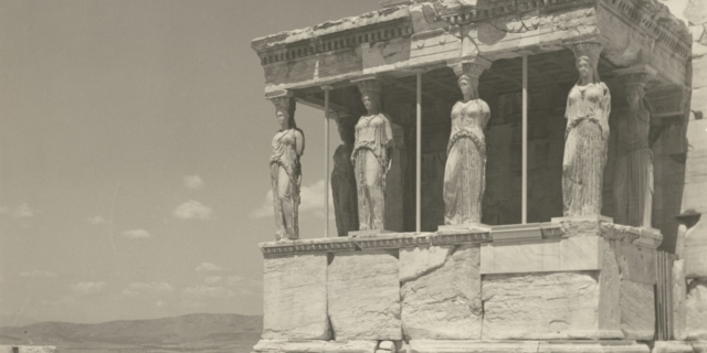 Οι Καρυάτιδες, π. 1935. Αργυροτυπία, 27,8 x 37,9 εκ. Κάτω αριστερά, ανάγλυφη σφραγίδα Photo Nelly’s Athens.