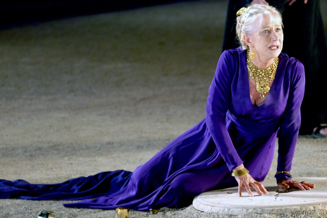 Η Helen Mirren ως Φαίδρα στην παράσταση της Φαίδρας του Ρακίνα στην Επίδαυρο σε σκηνοθεσία Nicholas Hytner (Εθνικό Θέατρο Μεγάλης Βρετανίας, 2009).