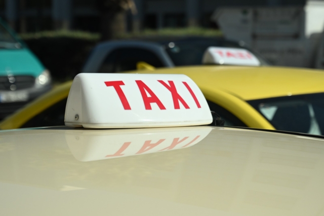 Ταξί: Υποχρεωτική σήμανση για πληρωμές με POS – Τα πρόστιμα για το “αυτοκόλλητο”