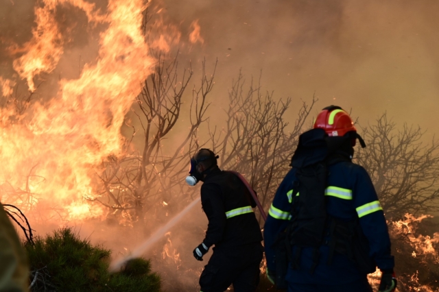 Εύβοια: Τραυματίστηκε και δεύτερος πυροσβέστης – Βελτιωμένη η εικόνα της φωτιάς