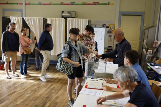 Εκλογές στη Γαλλία: Ρεκόρ συμμετοχής με το “καλημέρα” – Οι εκτιμήσεις για την πλειοψηφία