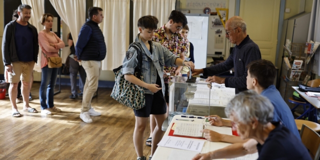 Εκλογές στη Γαλλία: Ρεκόρ συμμετοχής με το “καλημέρα” – Οι εκτιμήσεις για την πλειοψηφία