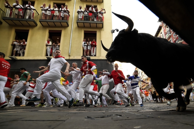 “Τρέχοντας με τους ταύρους”: Ένα βάρβαρο ισπανικό φεστιβάλ