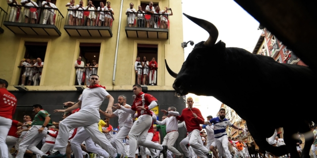 “Τρέχοντας με τους ταύρους”: Ένα βάρβαρο ισπανικό φεστιβάλ