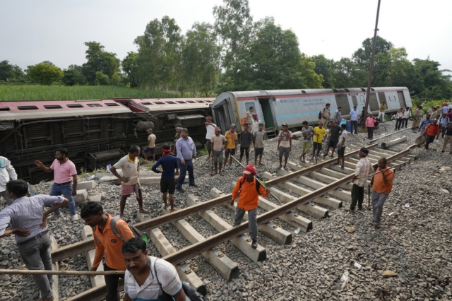Ινδία: Δύο νεκροί και δεκάδες τραυματίες από εκτροχιασμό τρένου