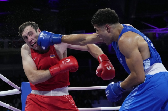 O Βρετανός Delicious Orie χτυπά τον Davit Chaloyan από την Αρμενία στον προκριματικό αγώνα πυγμαχίας +92 kg ανδρών στους Θερινούς Ολυμπιακούς Αγώνες του 2024