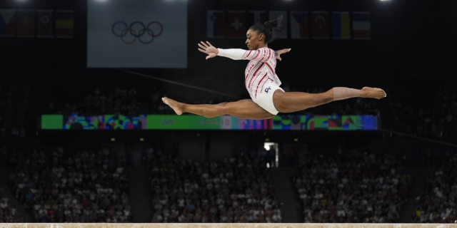 Η Simone Biles, από τις Ηνωμένες Πολιτείες, αγωνίζεται στη δοκό ισορροπίας κατά τη διάρκεια του τελικού γύρου της ομάδας καλλιτεχνικής γυμναστικής γυναικών στο Bercy Arena στους Θερινούς Ολυμπιακούς Αγώνες 2024