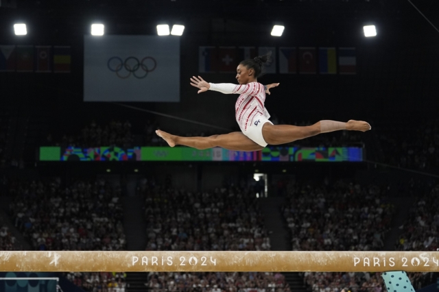 Η Simone Biles, από τις Ηνωμένες Πολιτείες, αγωνίζεται στη δοκό ισορροπίας κατά τη διάρκεια του τελικού γύρου της ομάδας καλλιτεχνικής γυμναστικής γυναικών στο Bercy Arena στους Θερινούς Ολυμπιακούς Αγώνες 2024