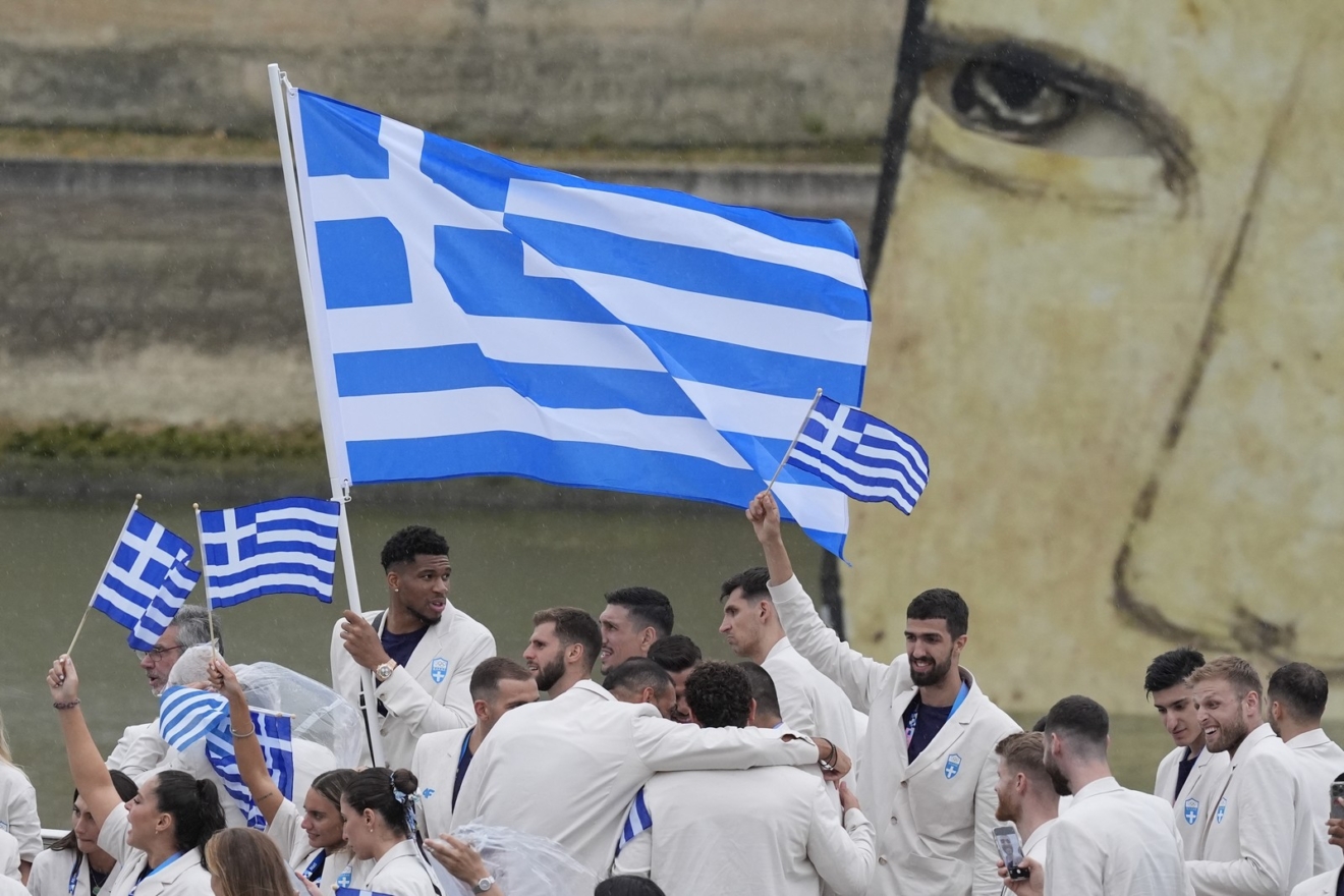 Το σκάφος με την ελληνική αποστολή στην τελετή έναρξης των Ολυμπιακών Αγώνων 2024