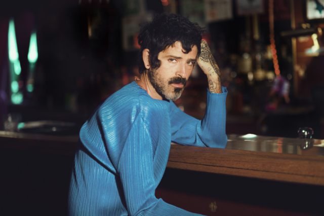 Ο Devendra Banhart μπορεί και να λέει ψέματα σε αυτή τη συνέντευξη