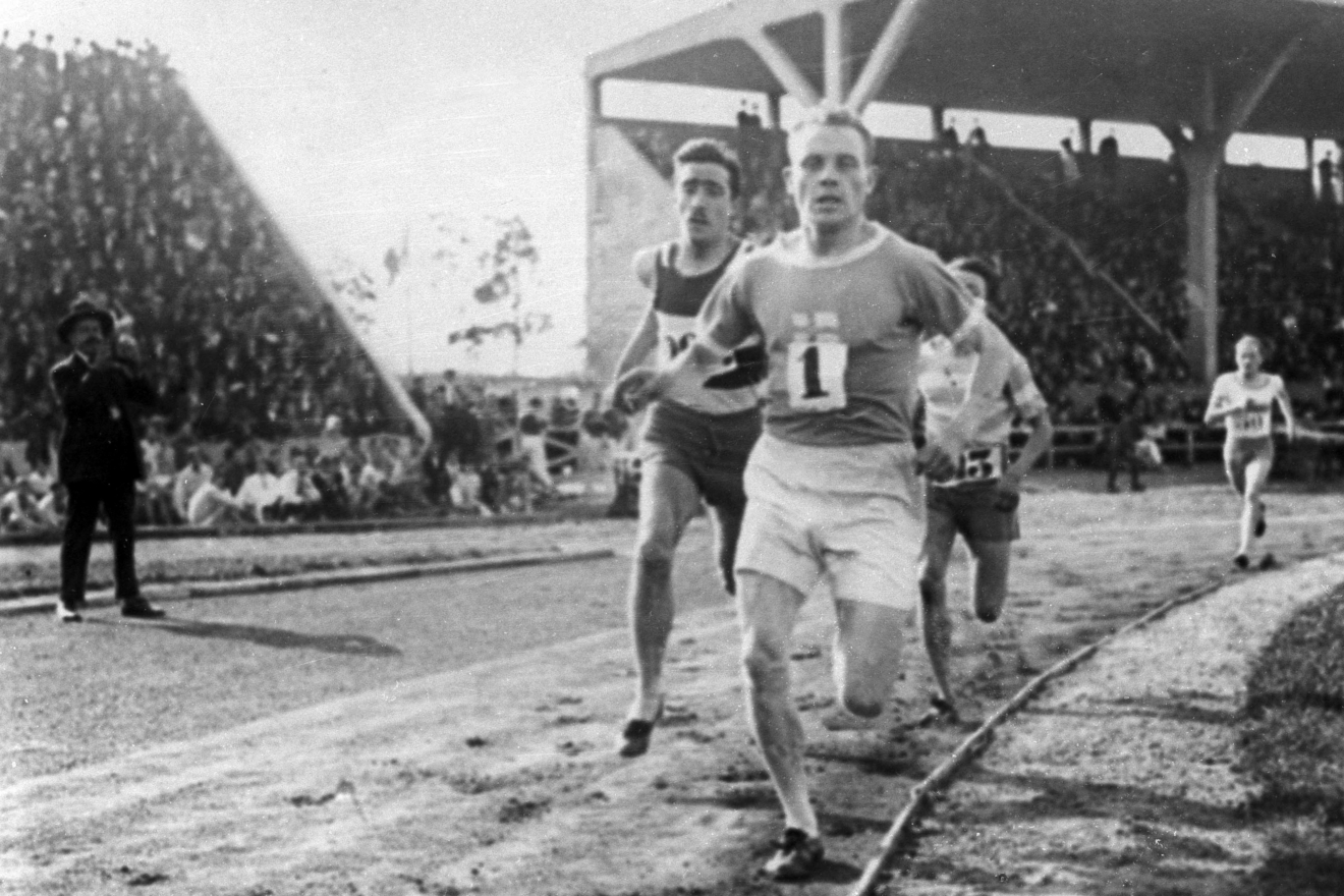 Ο Φινλανδός Paavo Nurmi, ηγείται του στίβου κατά τη διάρκεια των Ολυμπιακών Αγώνων του 1924 στο Παρίσι, τον Ιούλιο του 1924.