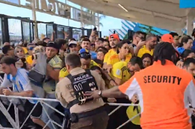 Τελικός Copa America: Η στιγμή που καταρρέει ο “φράχτης” πριν τον έλεγχο των εισιτηρίων